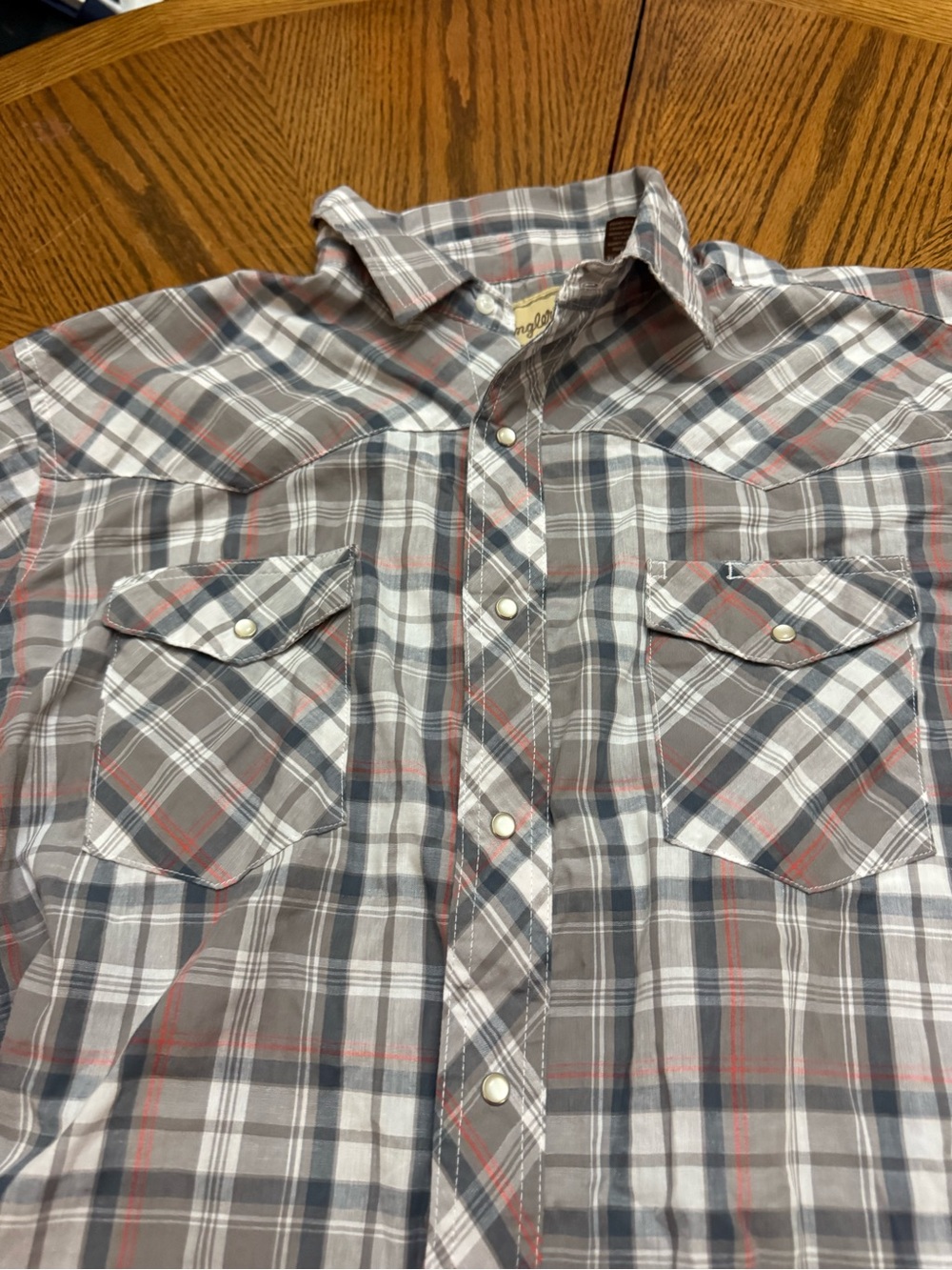 Wrangler Men's Plaid Button-Down Shirt in Gray and Brown Pearl Snapped - Picture 4 of 6